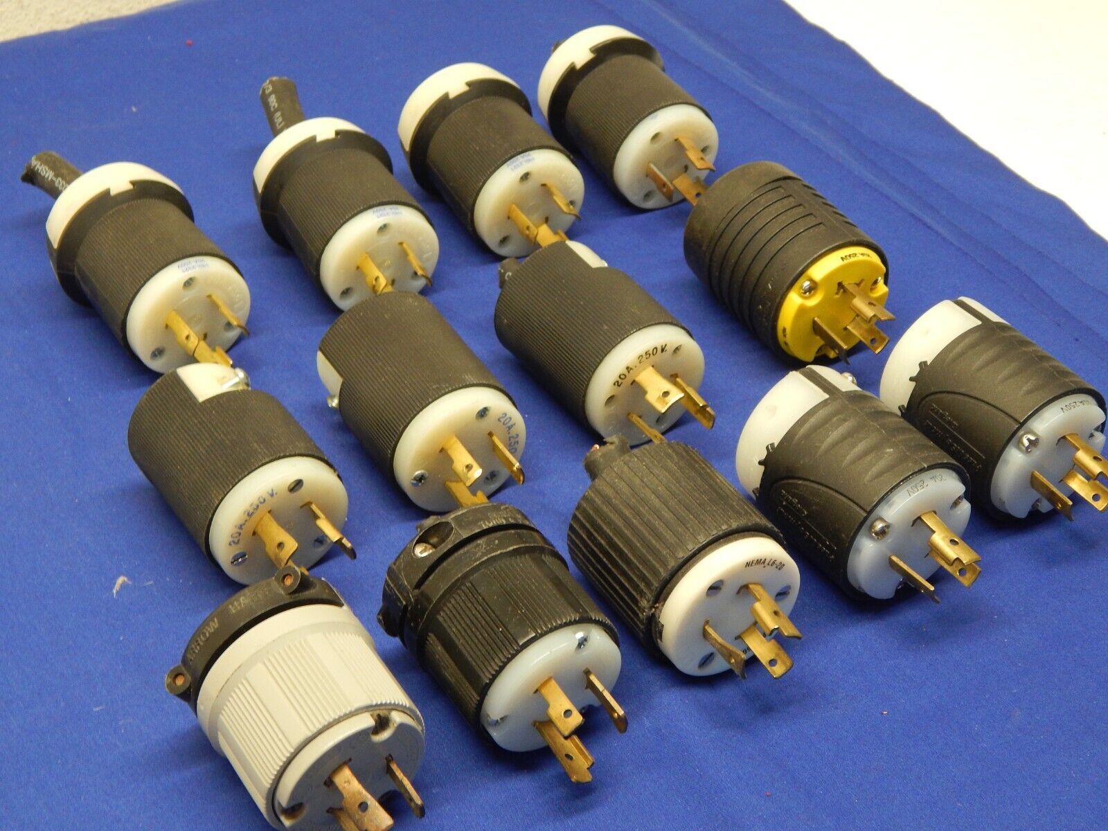 Locking Connector Plugs Twist Lock 20A 250V, Lot of 25 Locking Connector Plugs Twist Lock 20A 250V, Lot of 25